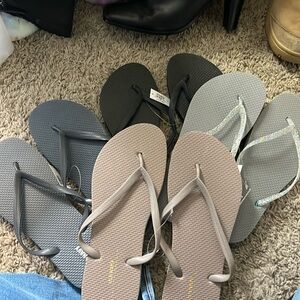 4 pairs of Old navy flip flops
